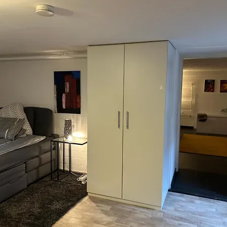 Ruhige 1 Zimmerwohnung Souterrain *